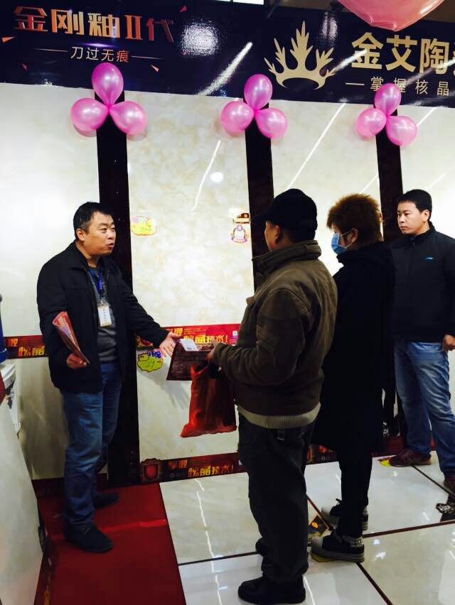 20151124092502166 九洲国际官网-相信品牌力量瓷砖工作人员向顾客介绍产品