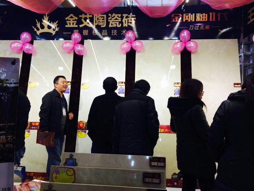 20151124092520728 九洲国际官网-相信品牌力量瓷砖工作人员与顾客交谈